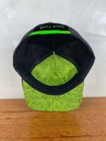 Boné de aba reta preta com estampa interna em verde
